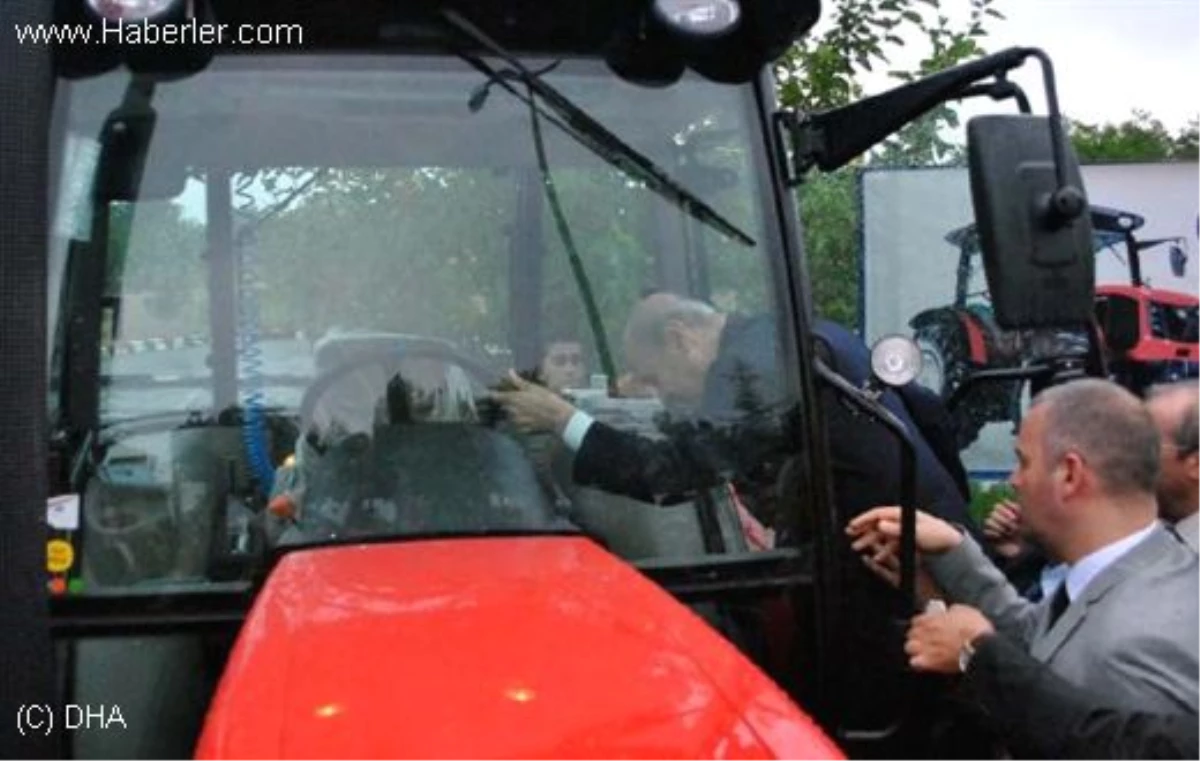 Bahçeli, Afyon\'da Traktöre Binerken Düşme Tehlikesi Geçirdi