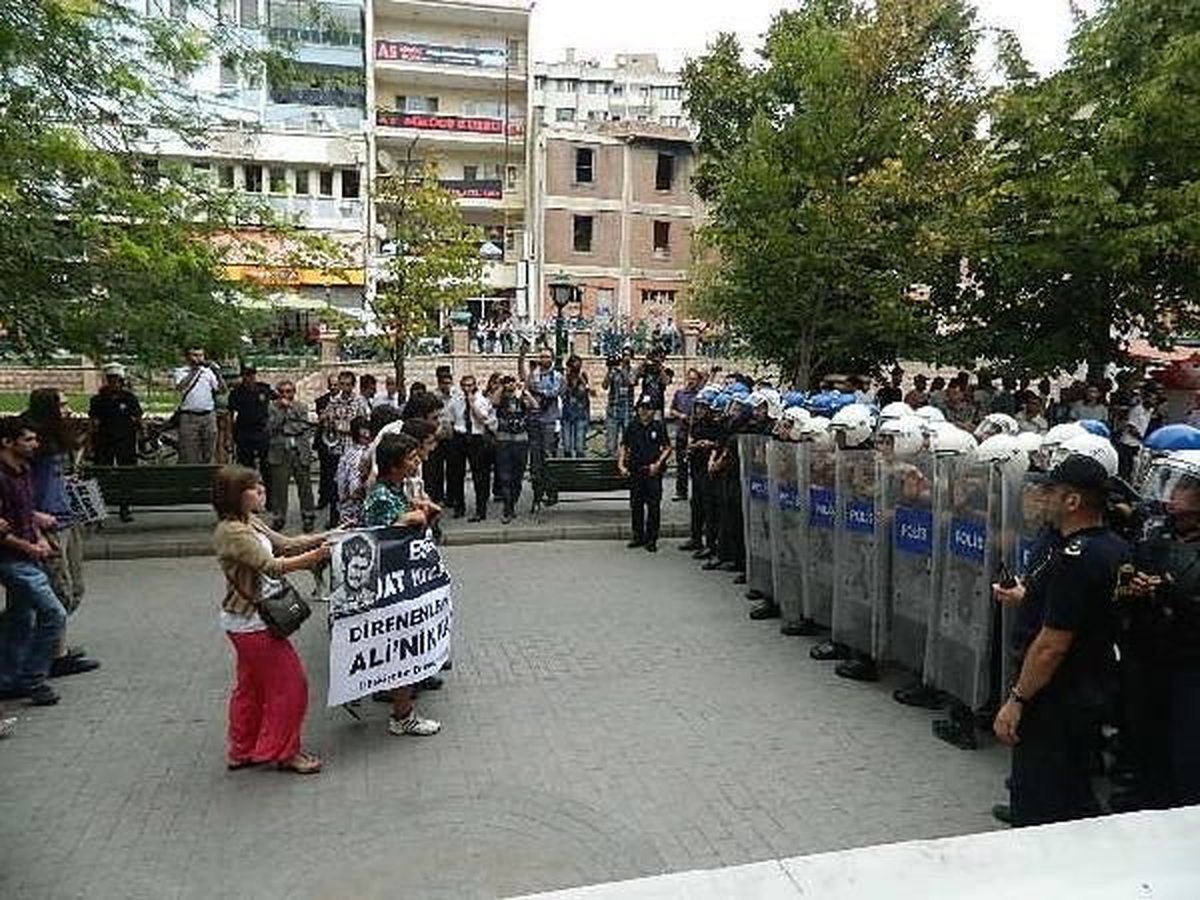 Bakan Suat Kılıç\'ı Protesto Etmek İsteyen Gruba Polisten Müdahale: 12 Gözaltı