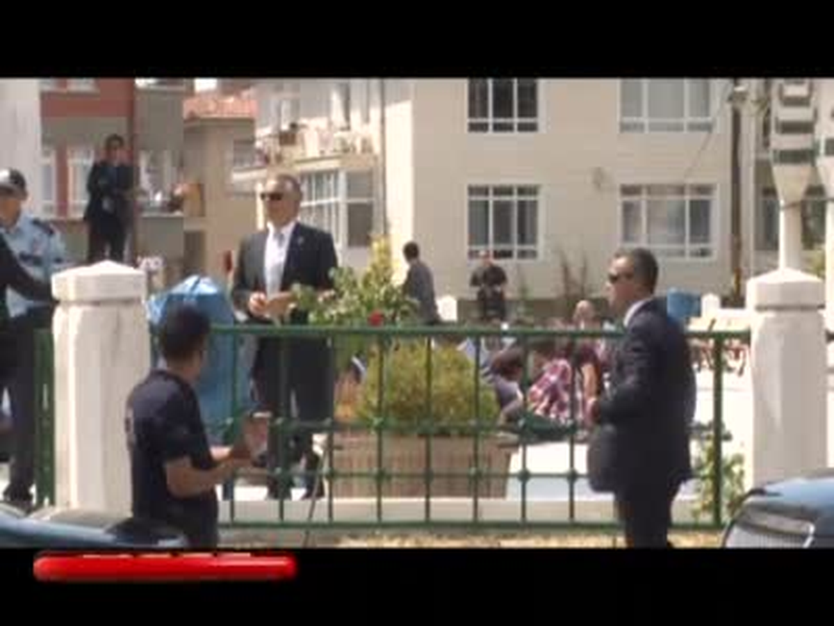 Başbakan Erdoğan\'dan Namaz Çıkışı Rabia Selamı