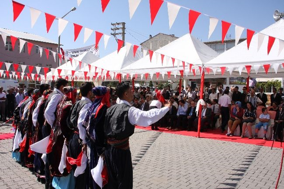 Bitlis Ahlat\'ta Kültür Buluşması Şenlikleri