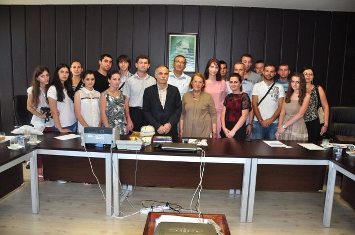 Boşnak ve Gürcü Öğrencilerden Rektör Akan\'a Ziyaret