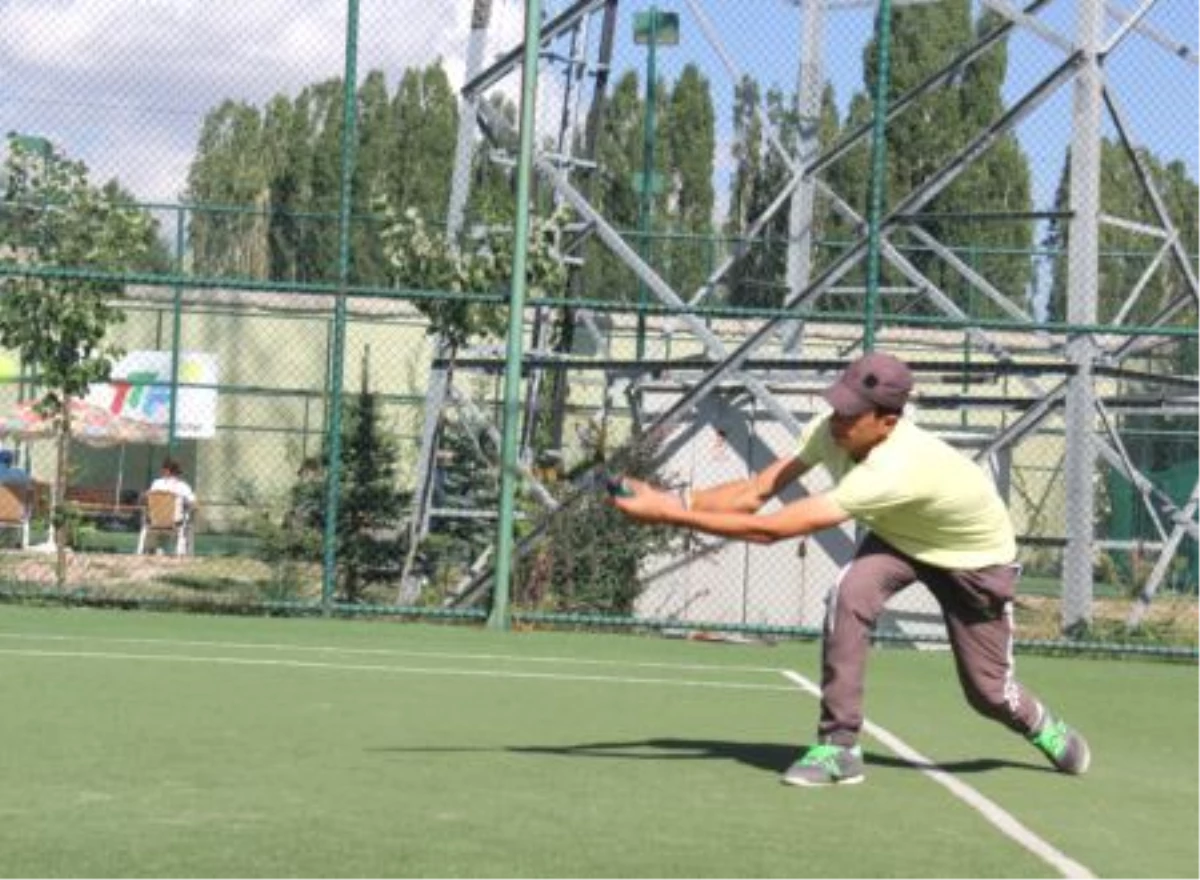 Ağrı\'da Doğu Kulüpleri Arası Tenis Ligi Devam Ediyor