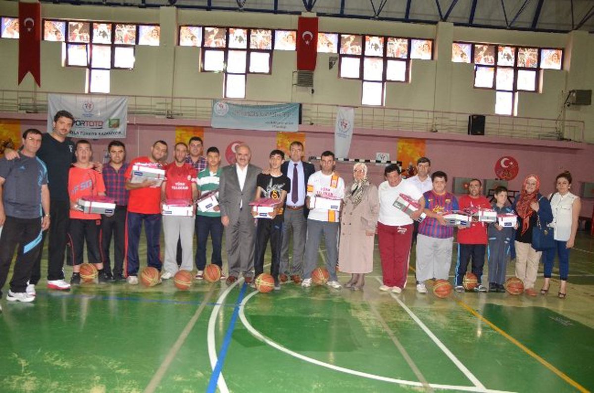 Engellilere Eşofman ve Ayakkabı Dağıtıldı