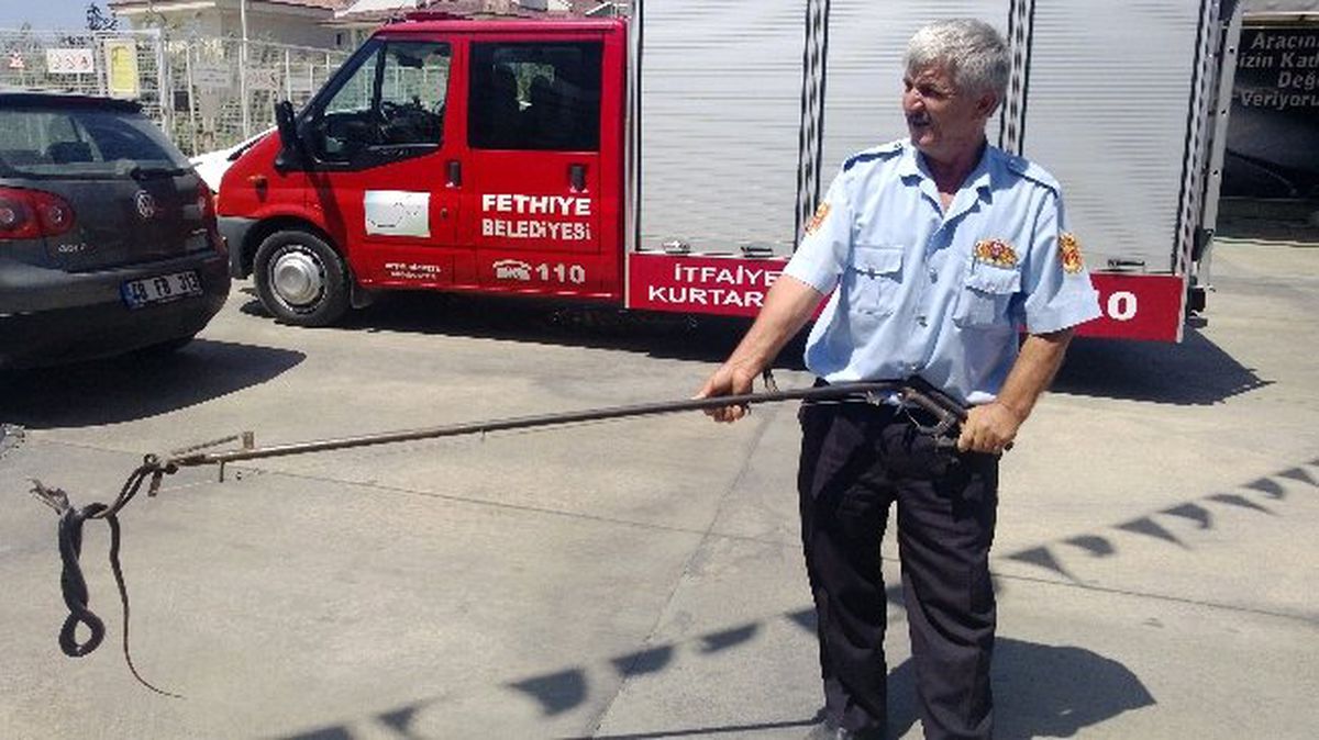 Fethiye de Akaryakıt İstasyonuna Giren Yılan İçin İtfaiye Operasyon Düzenledi