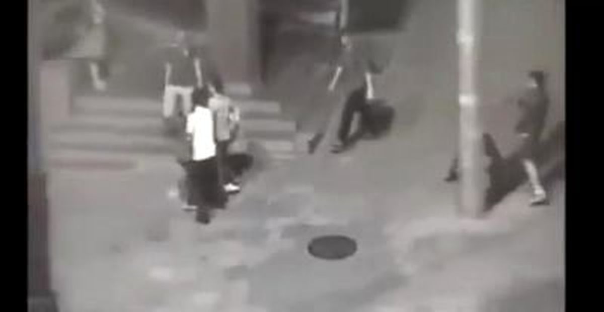 İki Genç Kız, Çifti Sokak Ortasında Evire Çevire Dövdü