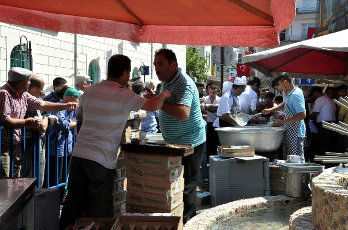 İnebolu Belediyesi Üç Bin Kişilik Etli Pilav Dağıttı