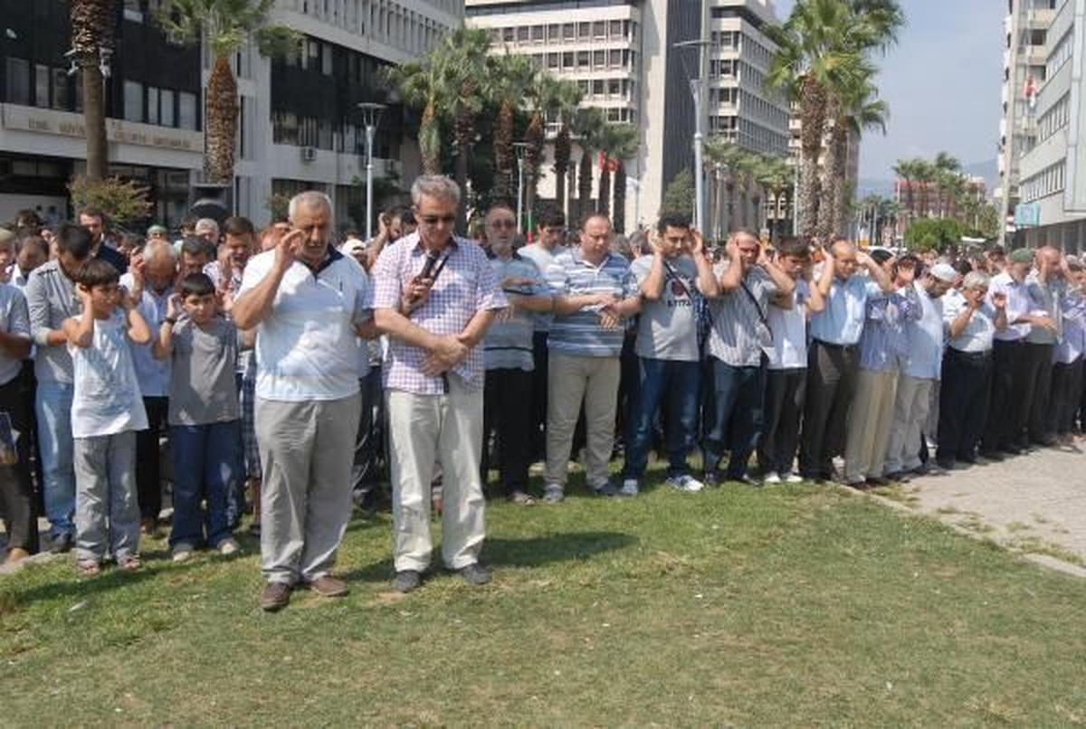 İzmir\' Den Suriye ve Mısır İçin Tepki