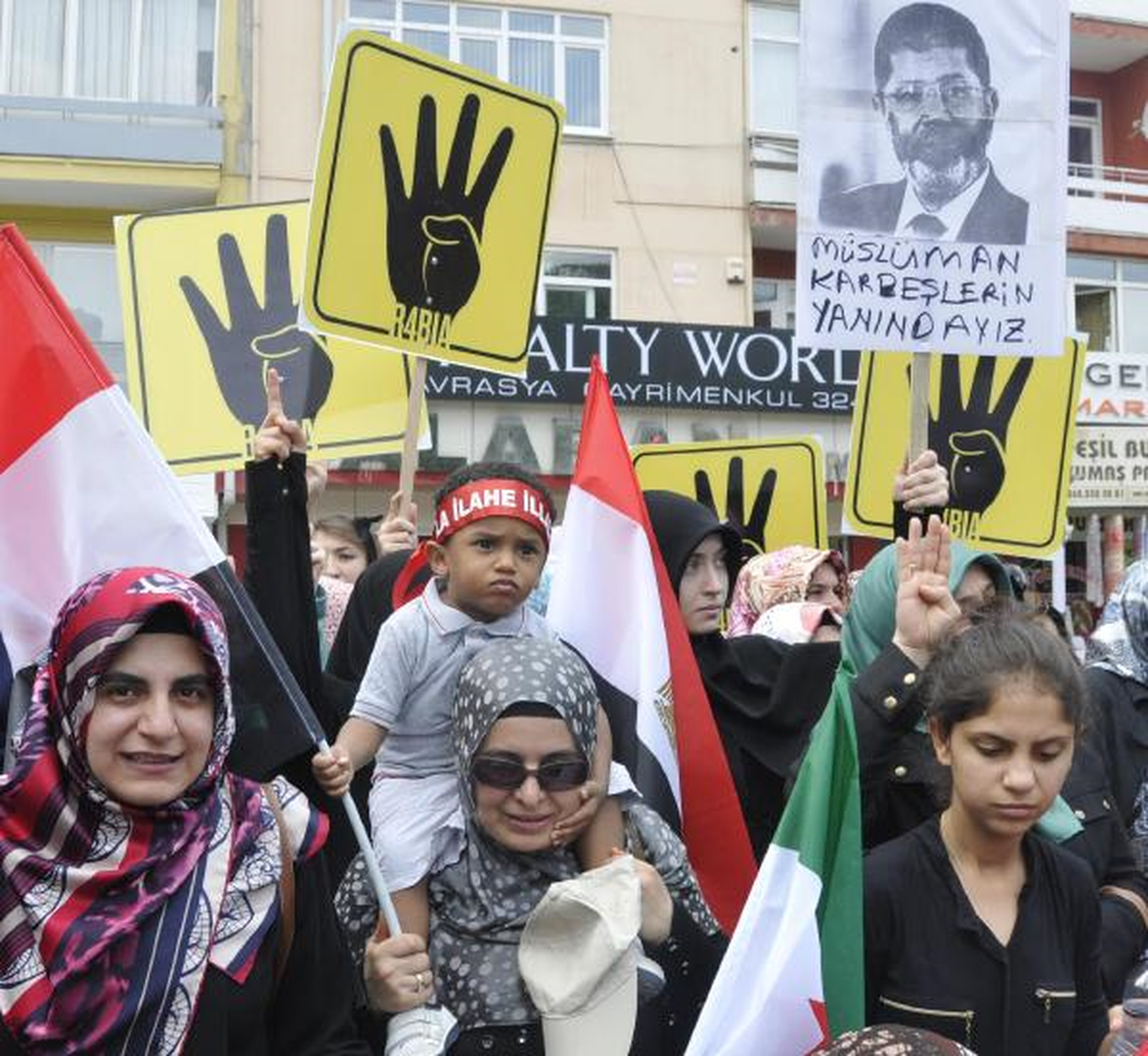 İzmit\'te Sisi\'yi Protesto Yürüyüşü