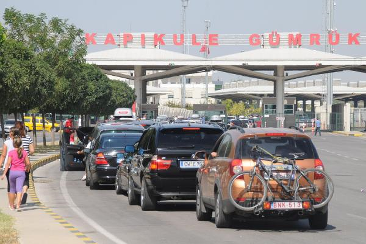 Kapıkule\'de Metrelerce Araç Kuyruğu Oluştu