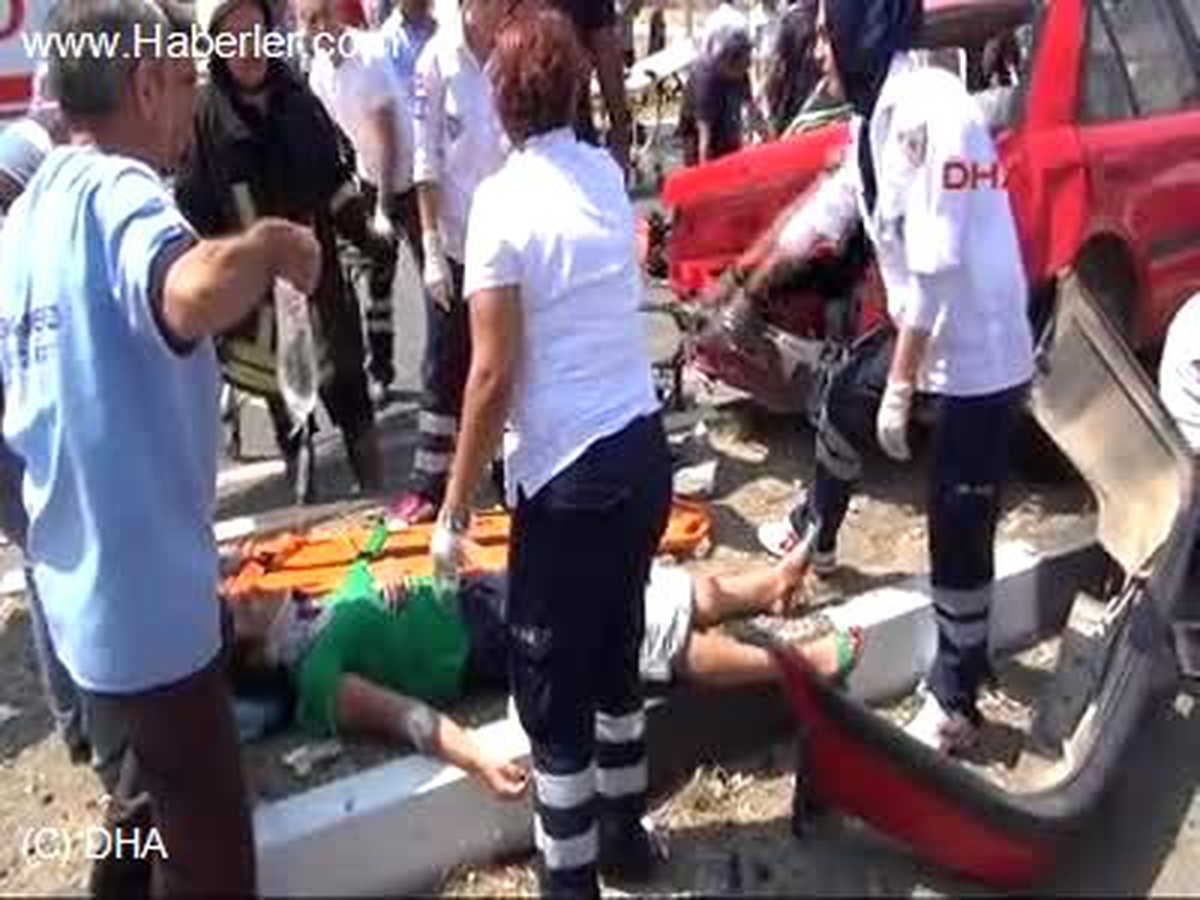 Manisa\'da Kontrolsüz Geçiş Kazası 1 Ölü, 9 Yaralı