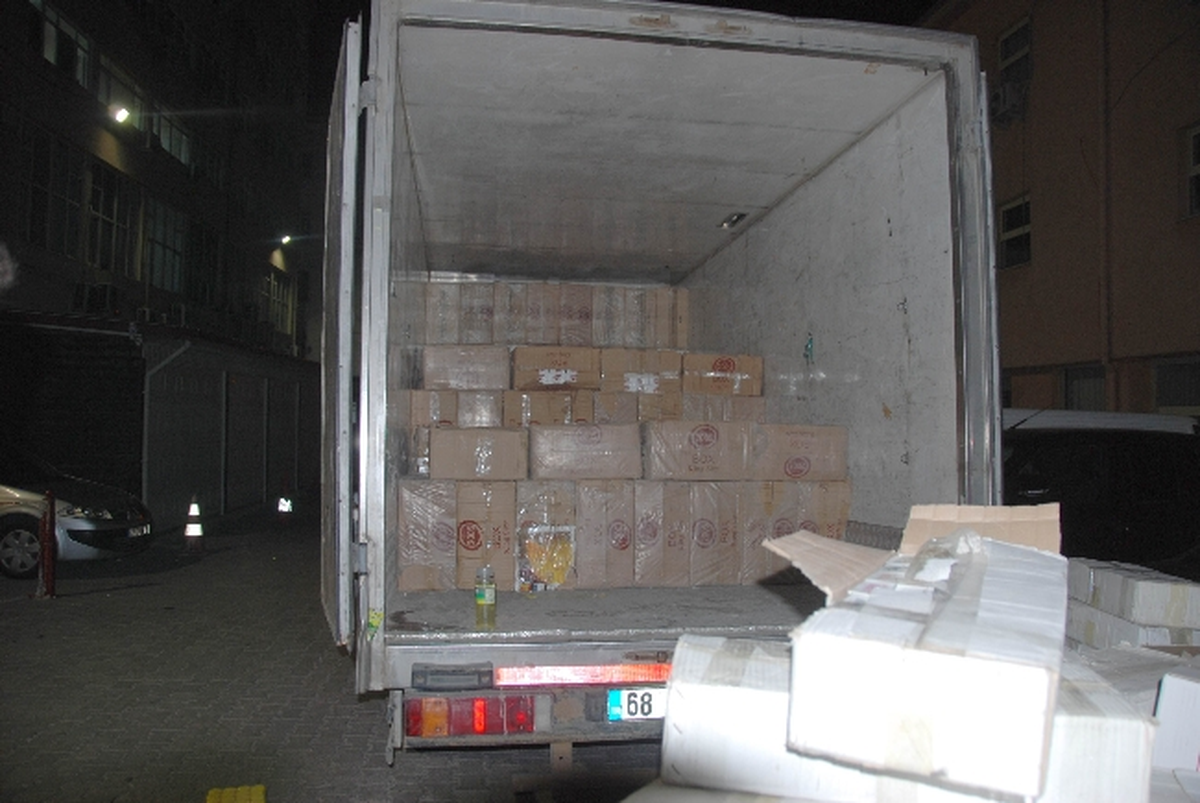 Kozmetik Yüklü Kamyonette 54 Bin Paket Kaçak Sigara Ele Geçti