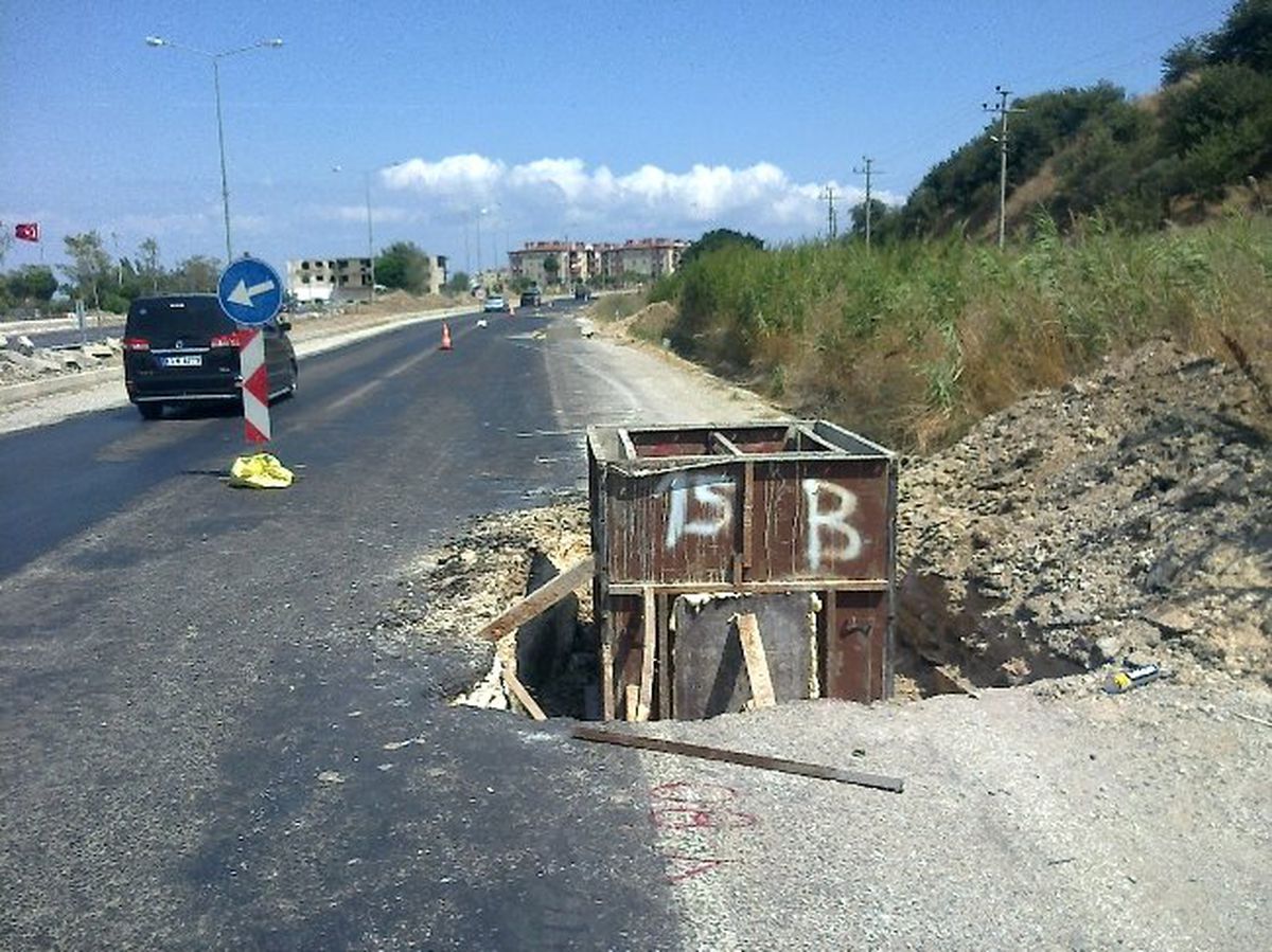 Lapseki Bursa Kara Yolu Üzerinde Sulama Kanalı Çalışmaları Devam Ediyor