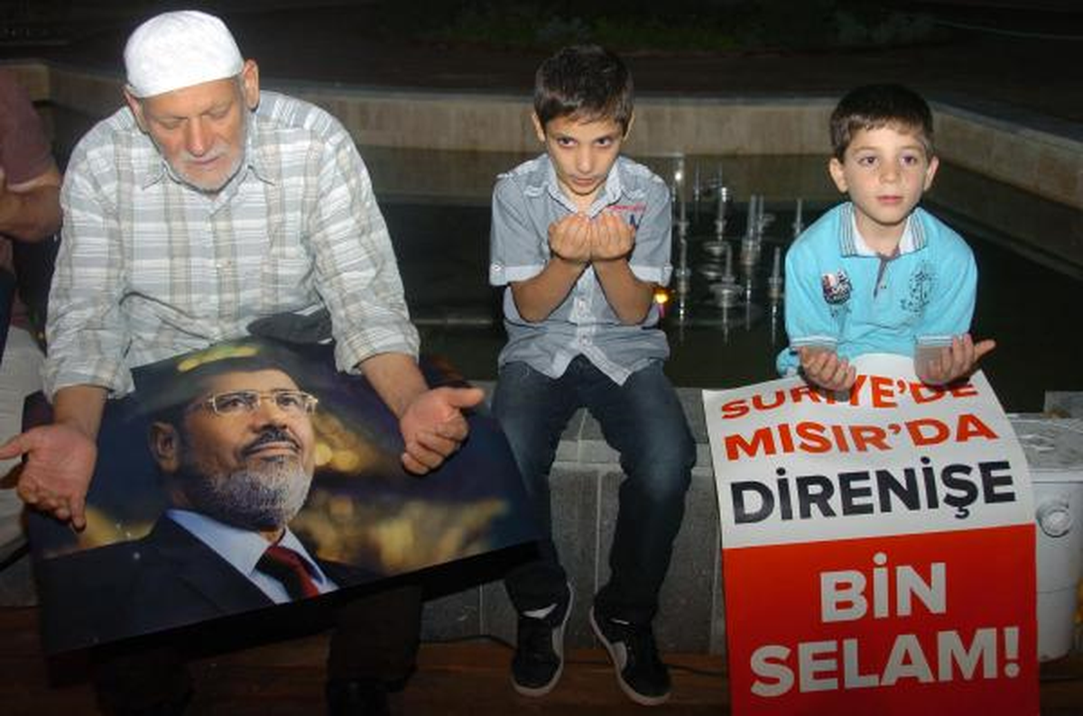 Meydanda Namaz Kılıp, Katliamların Durması İçin Dua Ettiler