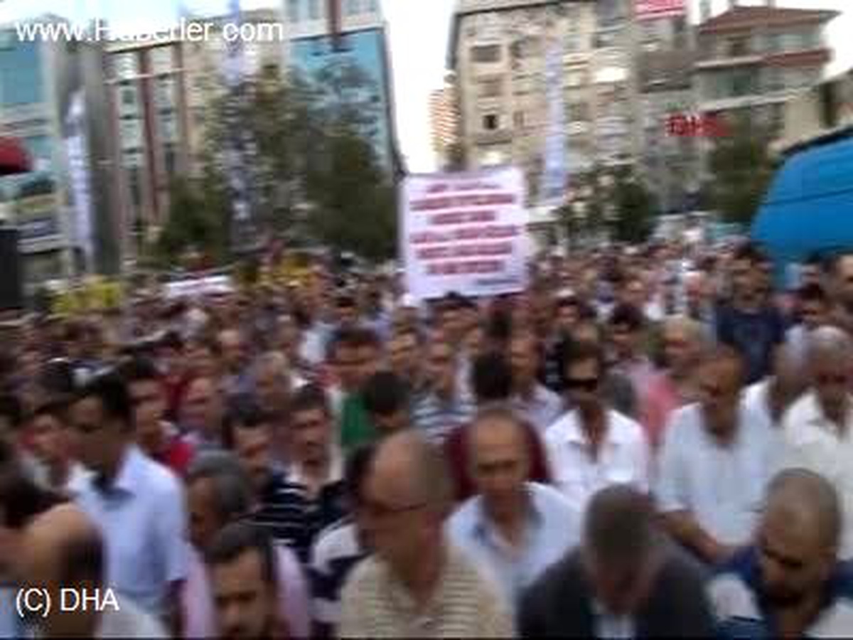 Mısır ve Suriye\'de Hayatını Kaybedenler İçin Gıyabi Cenaze Namazı Kılındı