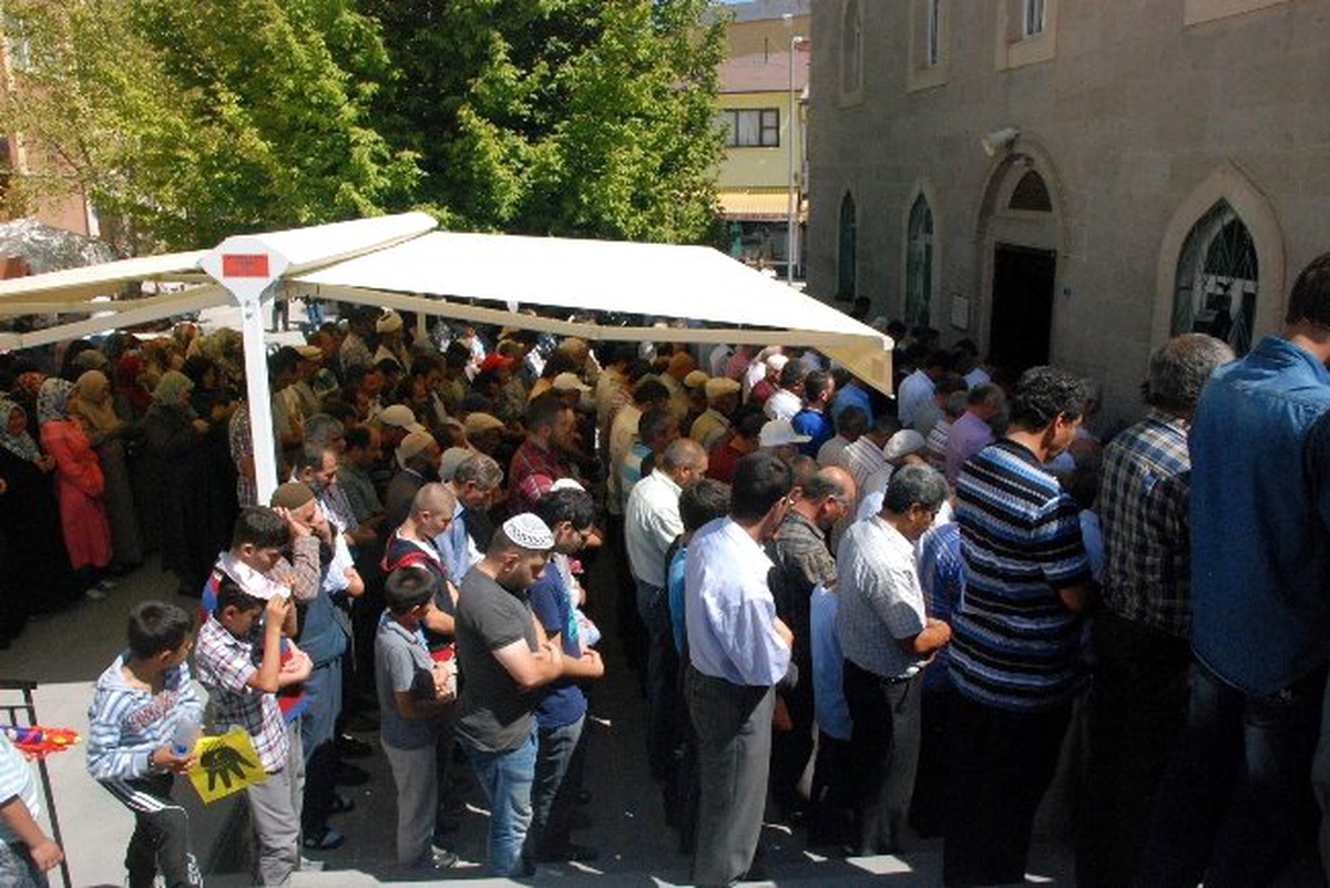Mısır ve Suriye\'de Hayatını Kaybedenler İçin Gıyabi Cenaze Namazı Kılındı