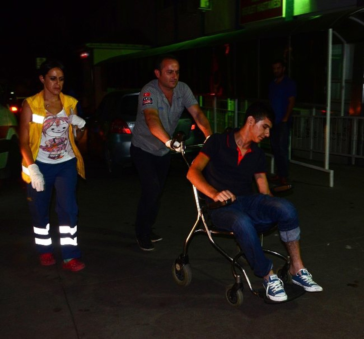 Motosikletle Otomobil Çarpıştı: 2 Yaralı