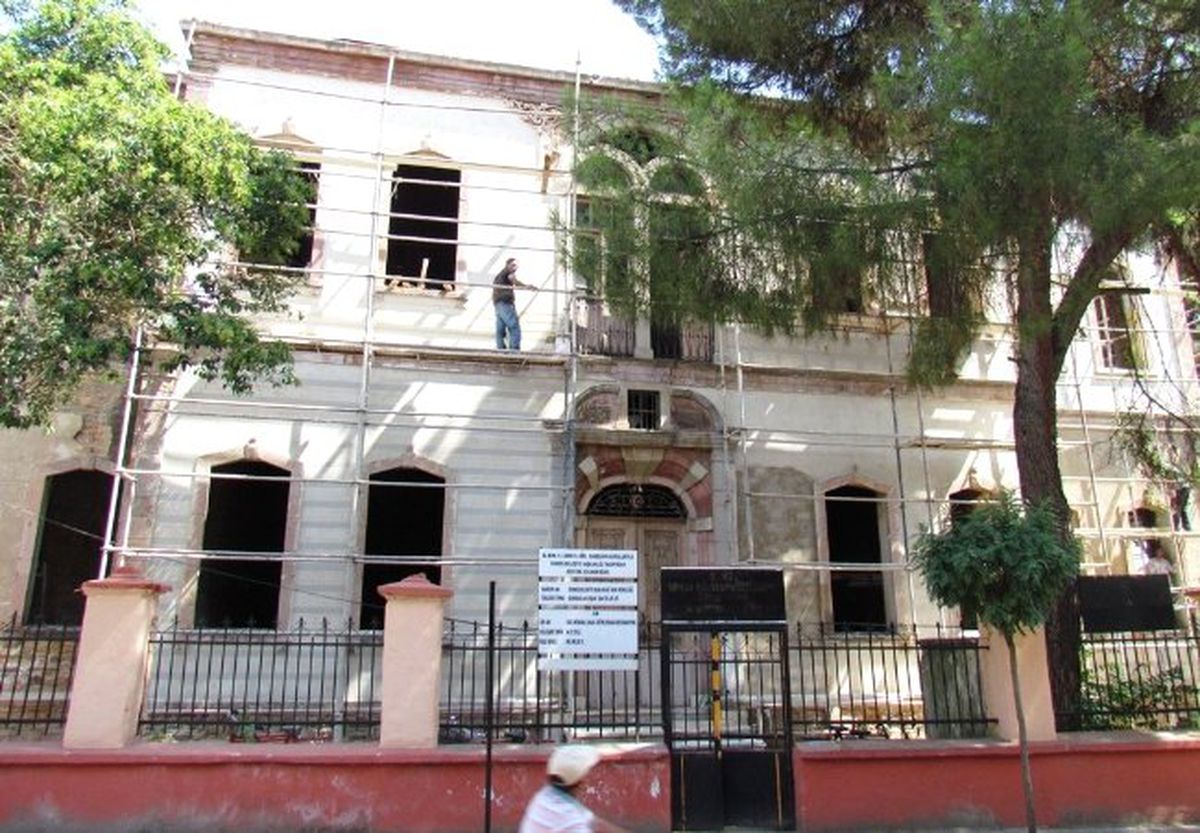 Ödemiş\'in Tarihi Ortaokulunda Restorasyon Yeniden Başladı