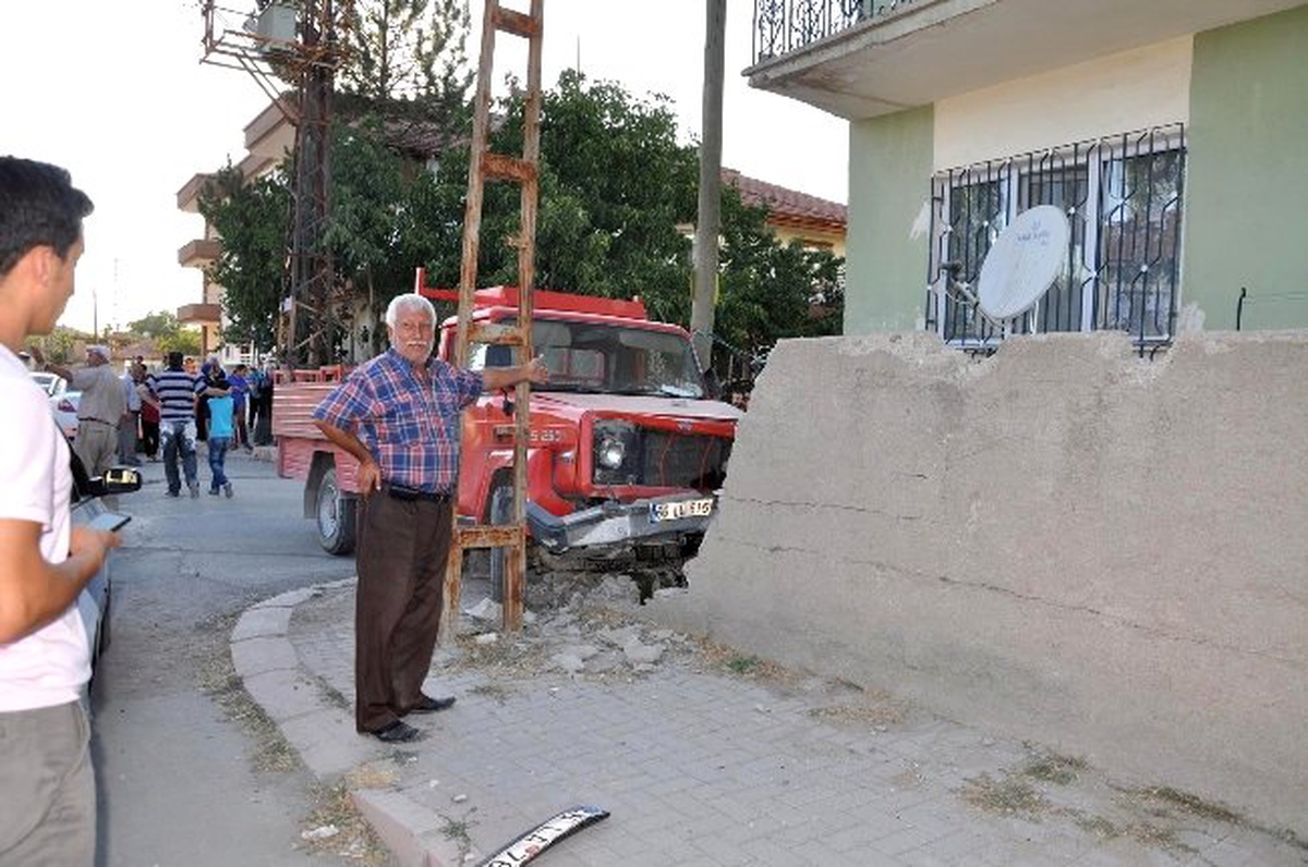 Otomobil, Oyun Oynayan Çocuklara Çarptı: 3 Yaralı