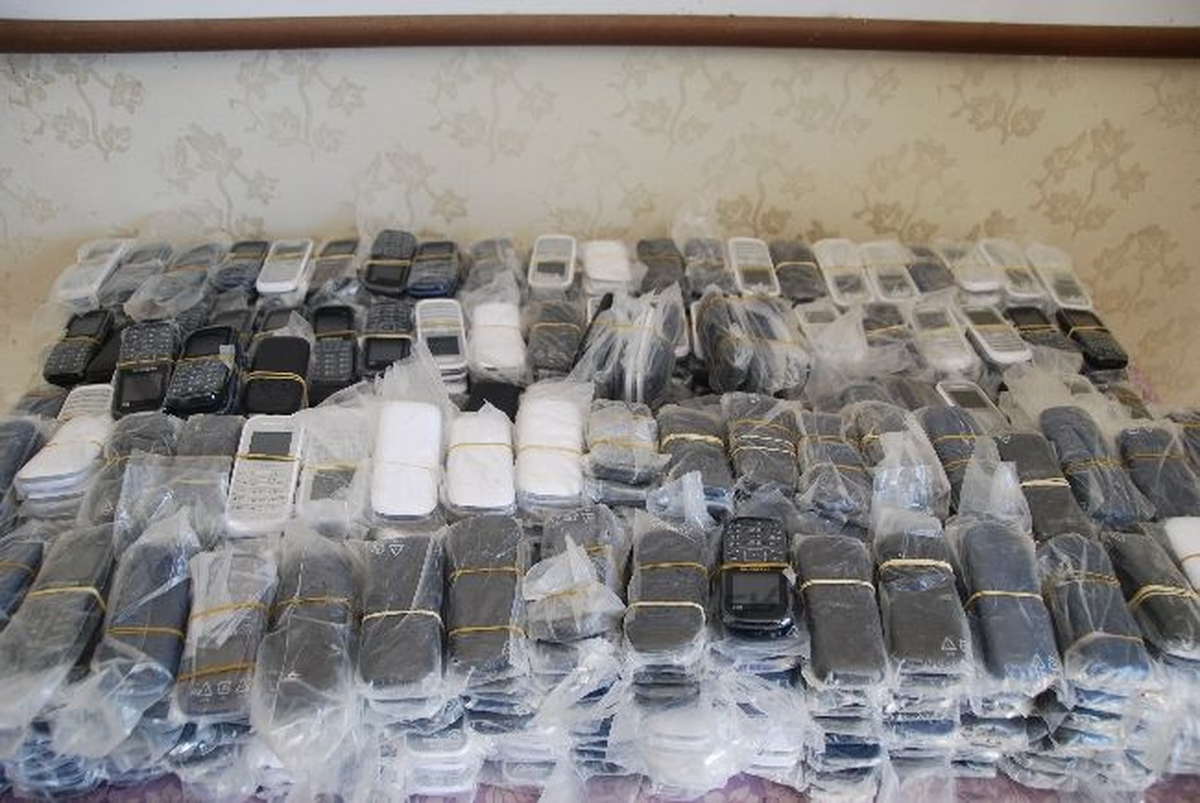 Samsun Polisi, Radyo Evinde Kaçak Cep Telefonu Ele Geçirdi