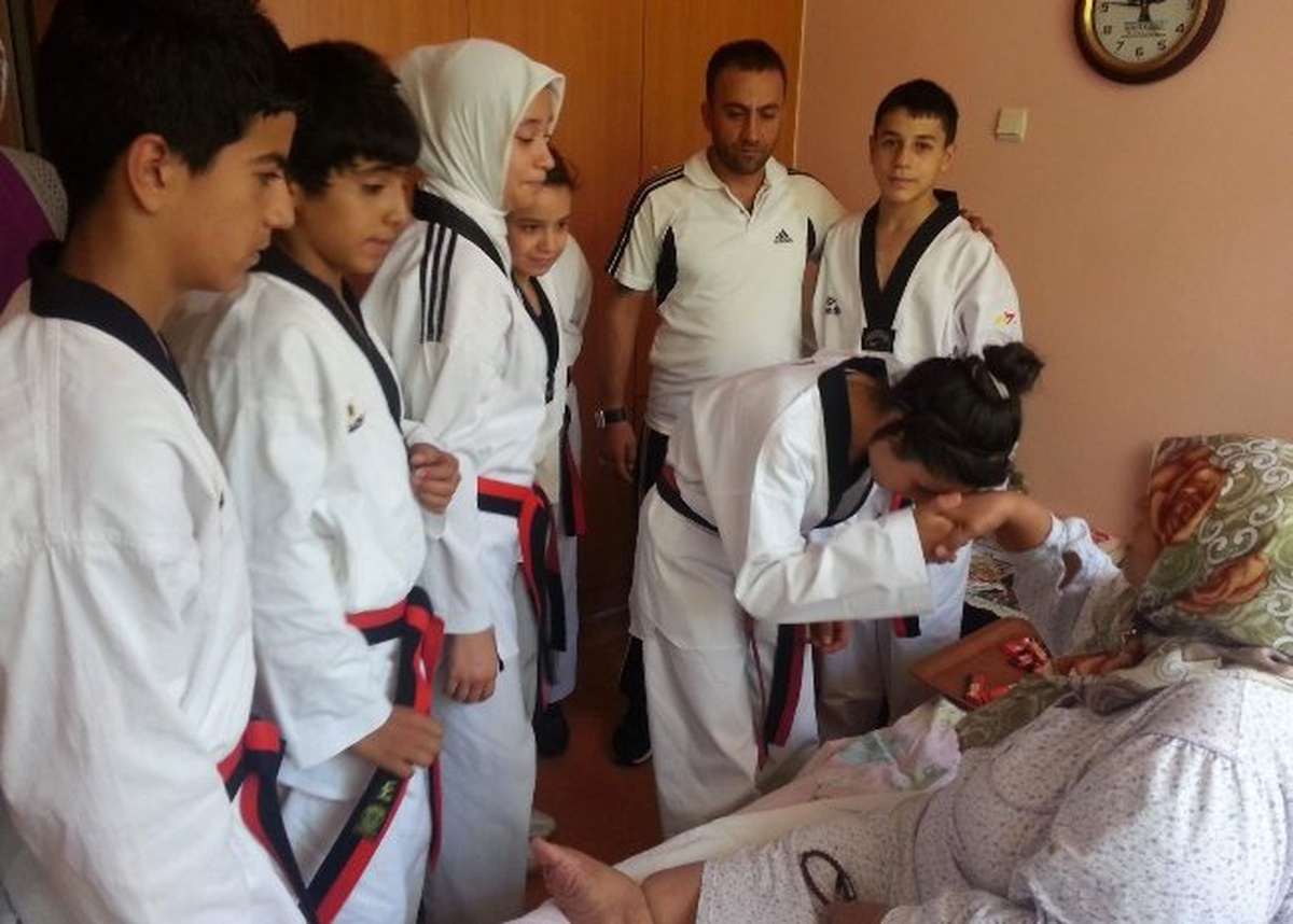 Şahinbey Tekvando Sporcuları Yaşlıları Unutmadı