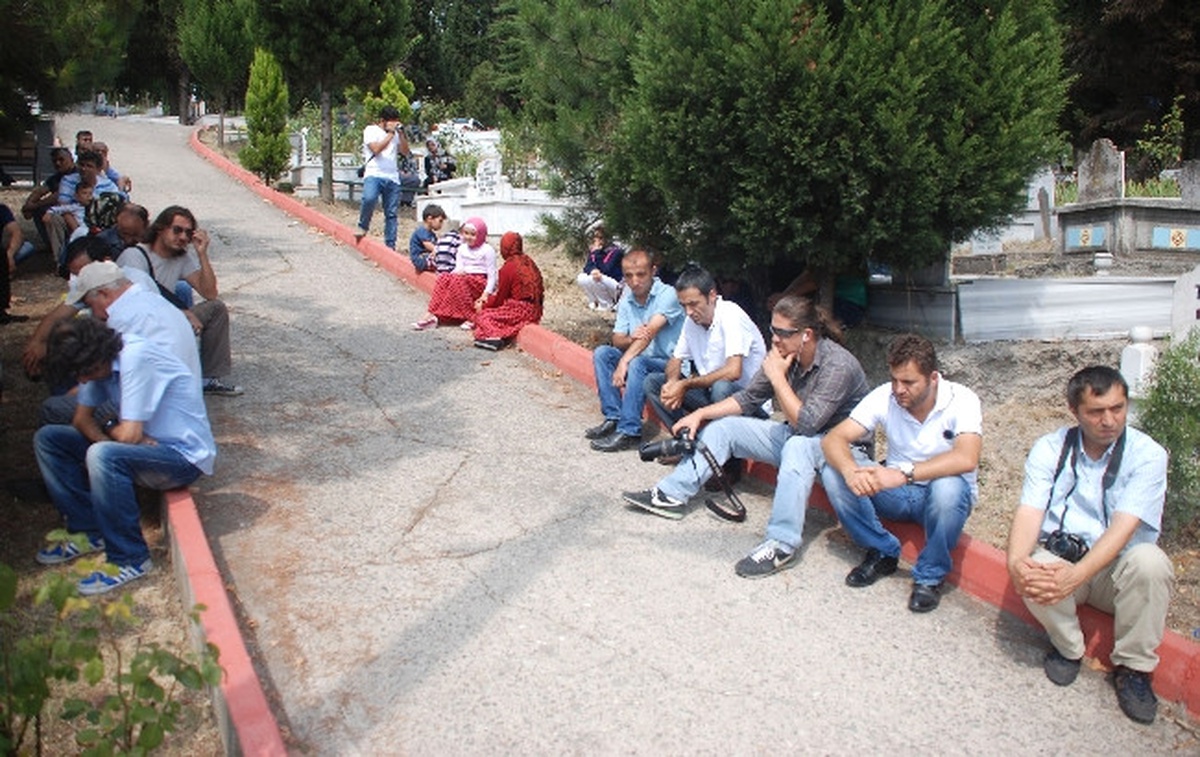 Trafik Kazasında Hayatını Kaybeden Gazeteci ve Ailesi Mezarı Başında Anıldı