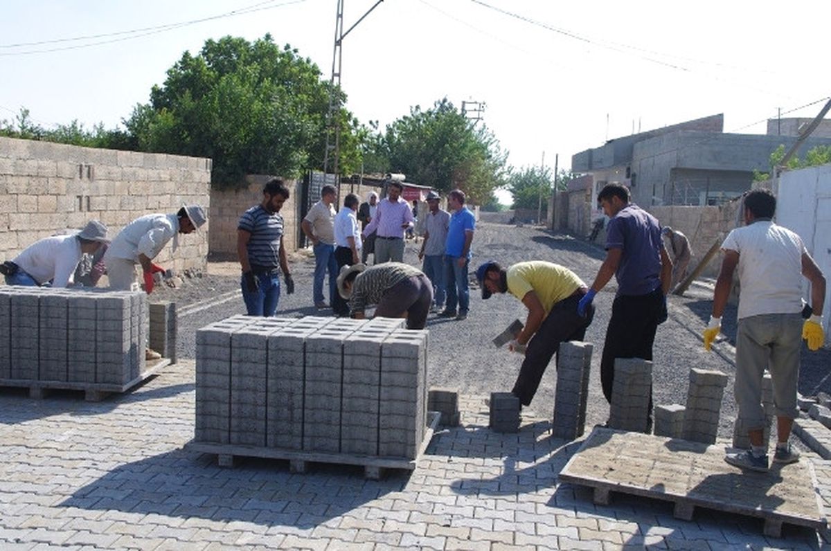 Viranşehir\'de Parke Taş Döşemesi Devam Ediyor