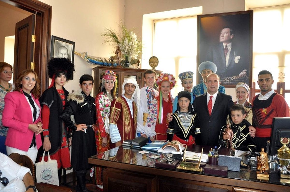Yabancı Halk Dansları Gruplarından Başkan Uzuner\'e Ziyaret