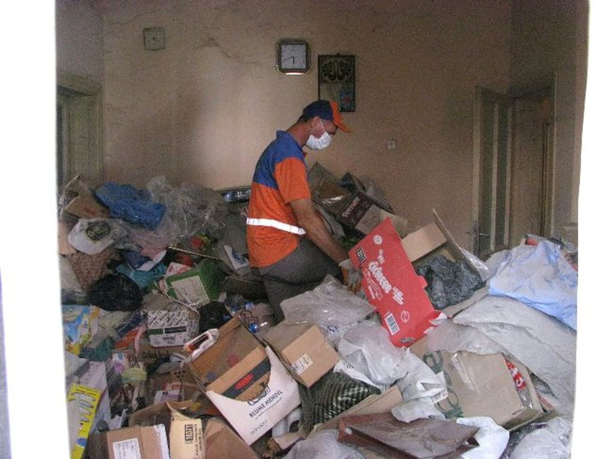 "Yalnız Değilsiniz" Ekibi Yaşlı Kadının Evinden 8 Kamyon Çöp Çıkardı