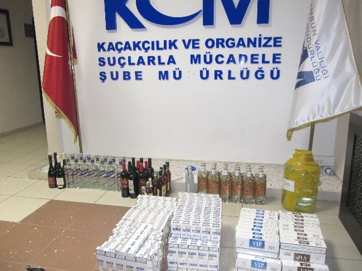 Yunan Otobüsünde Kaçak Sigara ve İçki Ele Geçti