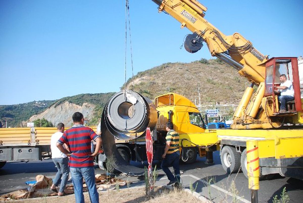 11 Tonluk Sac Rulo Seyir Halindeki Tır\'dan Yola Düştü