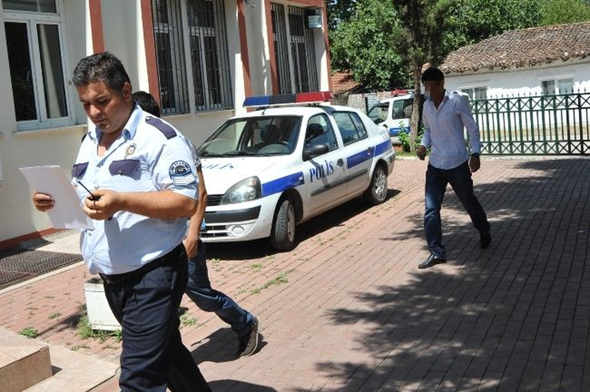 Arkadaşı İçin Girdiği Sınavda Kendi Adını Yazınca Yakalandılar