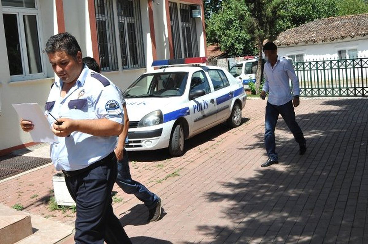Arkadaşının Yerine Girdiği Sınavda Dalgınlıkla Kendi İsmini Yazınca Yakalandı