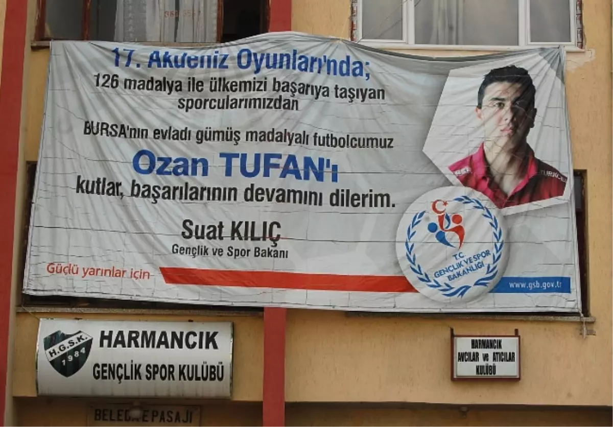 Bakan Kılıç, Bursasporlu Ozan Tufan İçin Pankart Astırdı