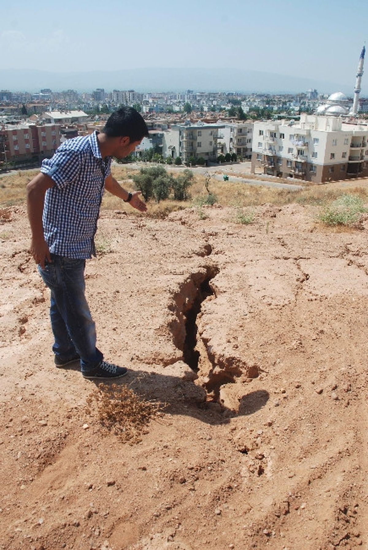 Belediyenin Adliye Yeri Olarak Gösterdiği Alanda Büyük Yarıklar Oluştu