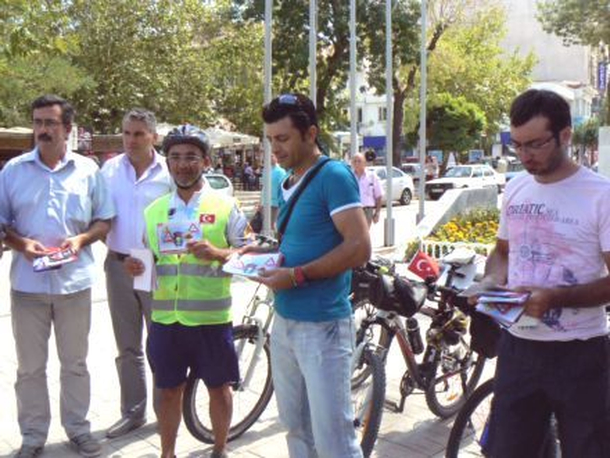 Bisikletçilerden Trafik Kuralları Uyarısı