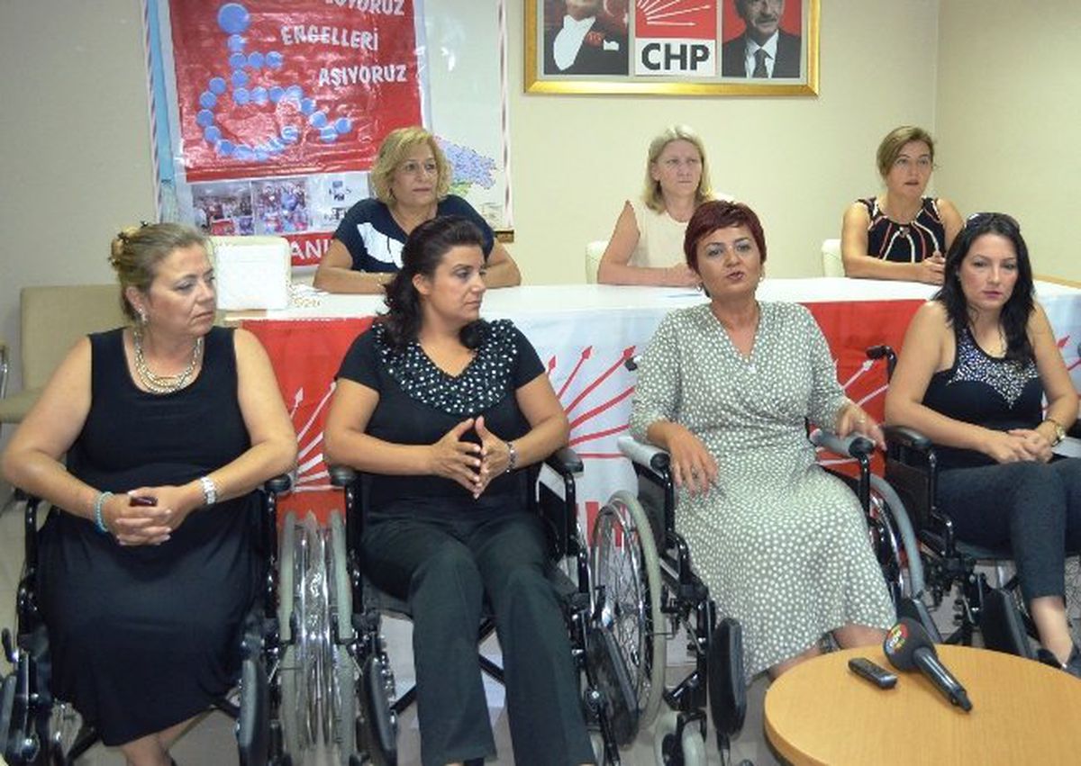 CHP Kadın Kolları\'ndan Engelli Vatandaşlara Tekerlikli Sandalye