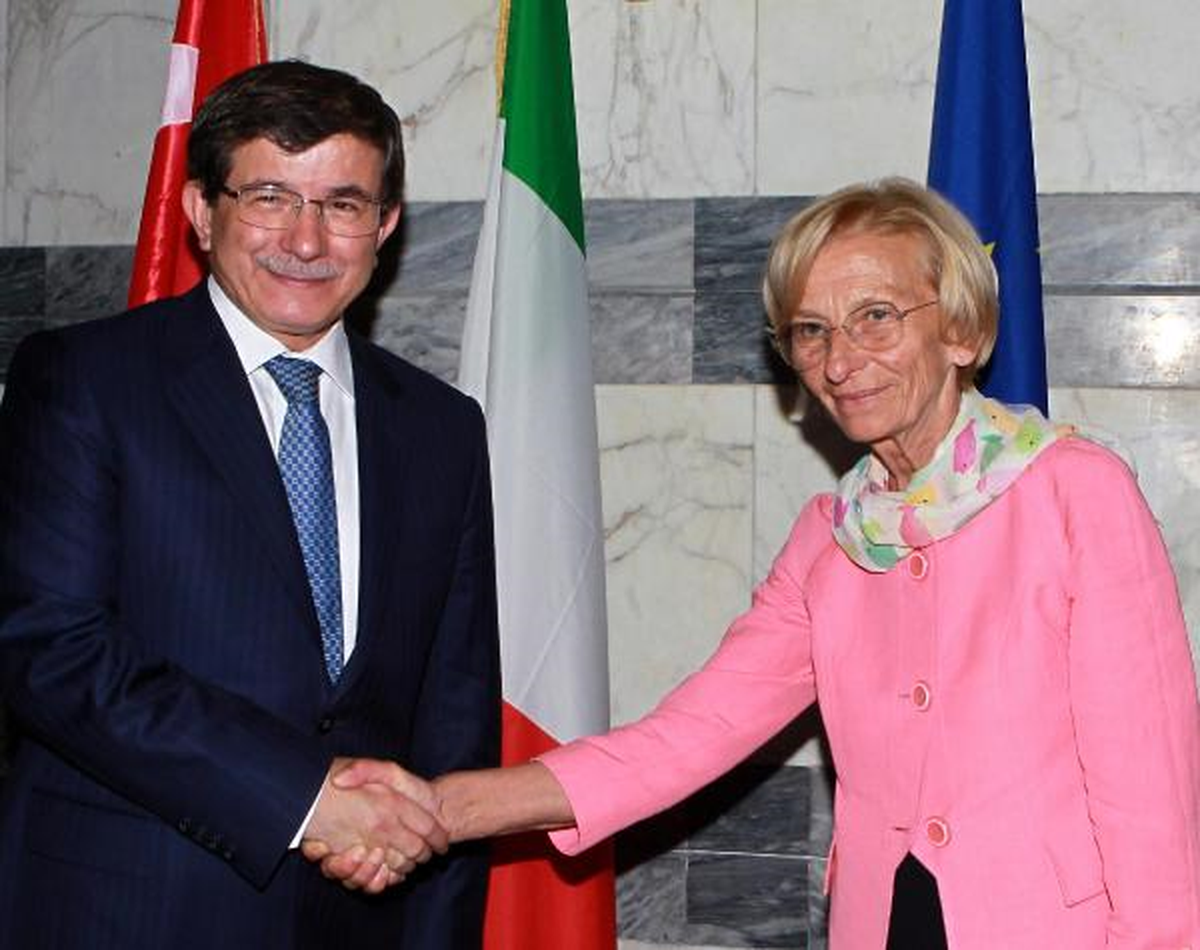 Davutoğlu: "Umarız Suriye, Rusya\'nın Çağrısına Olumlu Cevap Verir"