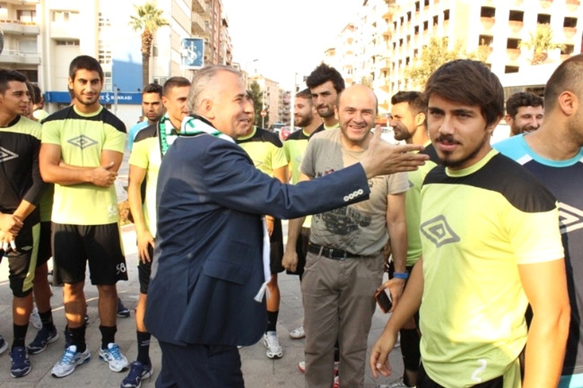 Denizlisporlu Futbolcular Horoz Heykeliyle Fotoğraf Çekti