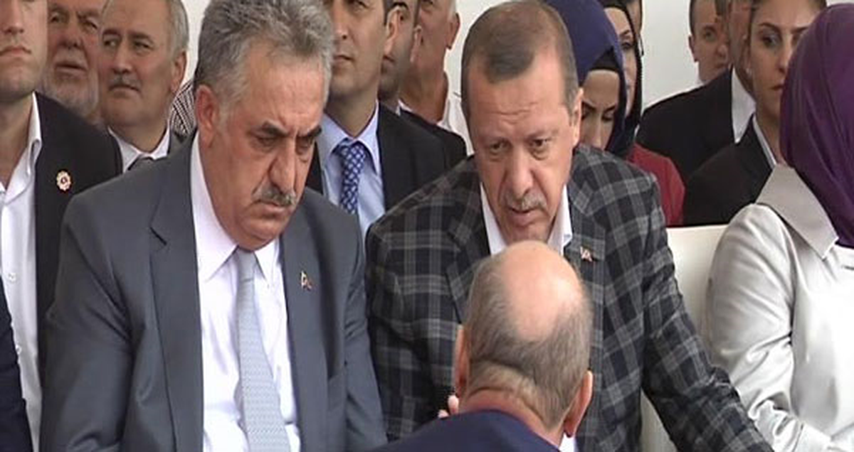 Erdoğan Rize\'de Bakan ve Vali\'yi Kitapçık Yüzünden Azarladı