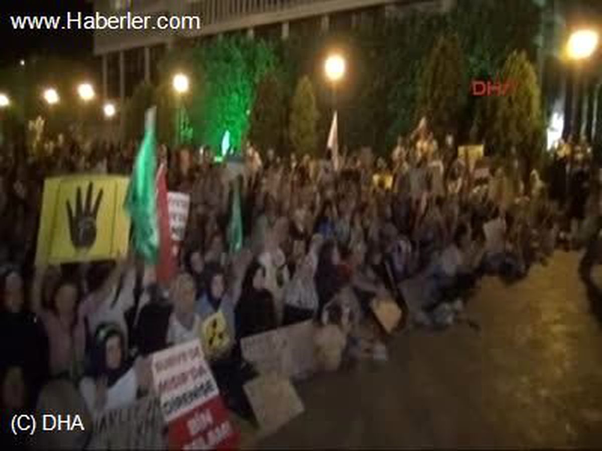 İzmir Konak Meydanı\'nda Mısır ve Suriye Protestosu