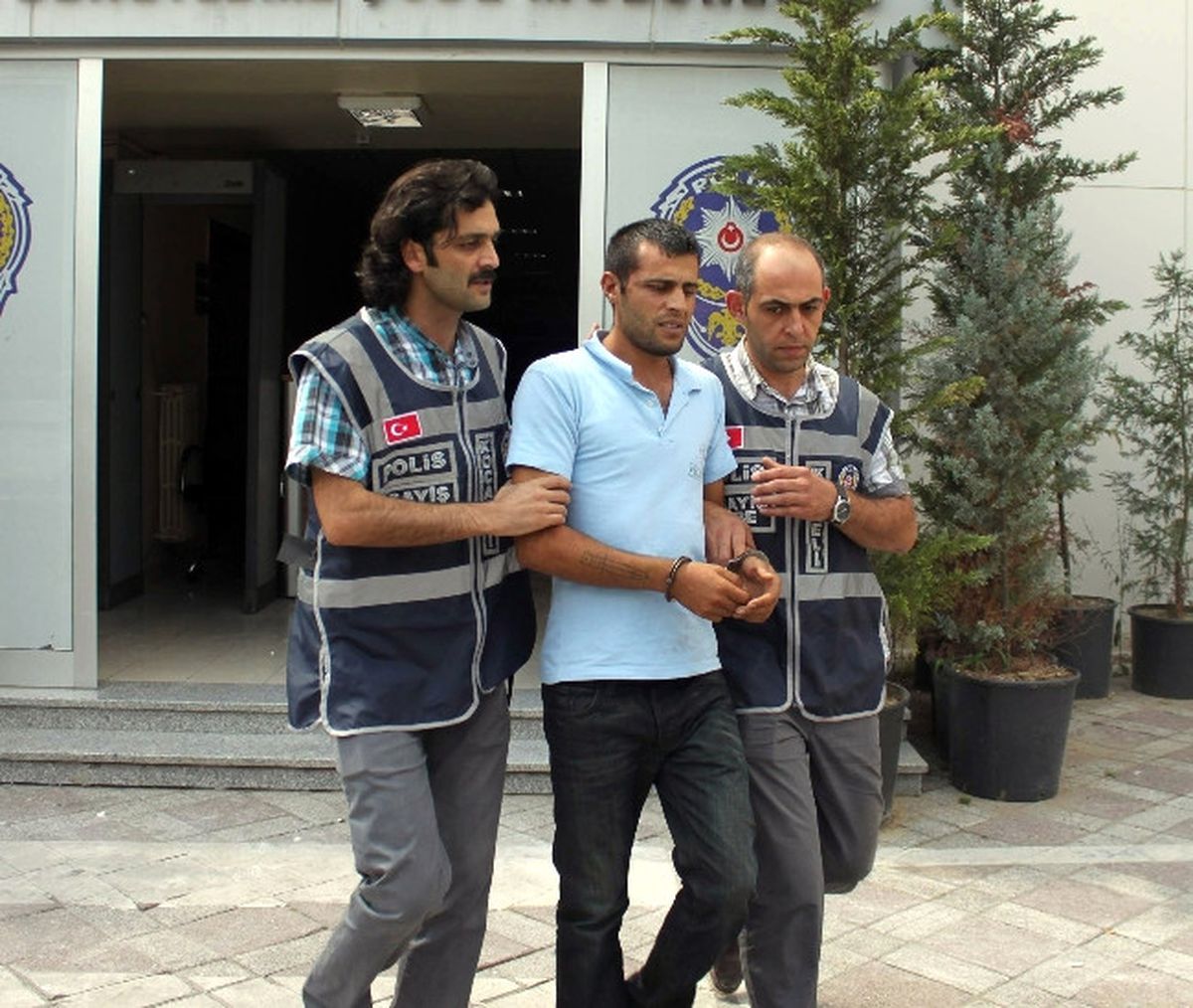 Karısını Bıçaklayan Kocaya Feci Dayak