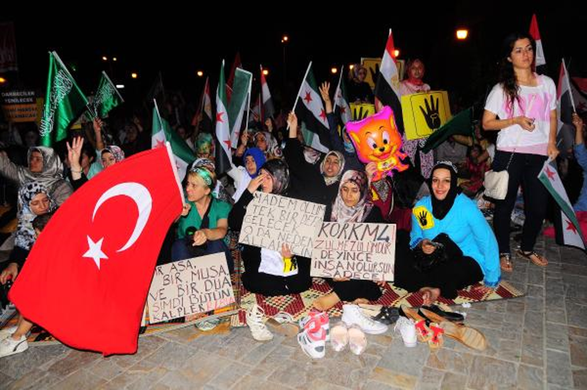 Konak Meydanı\'nda Mısır ve Suriye Protestosu