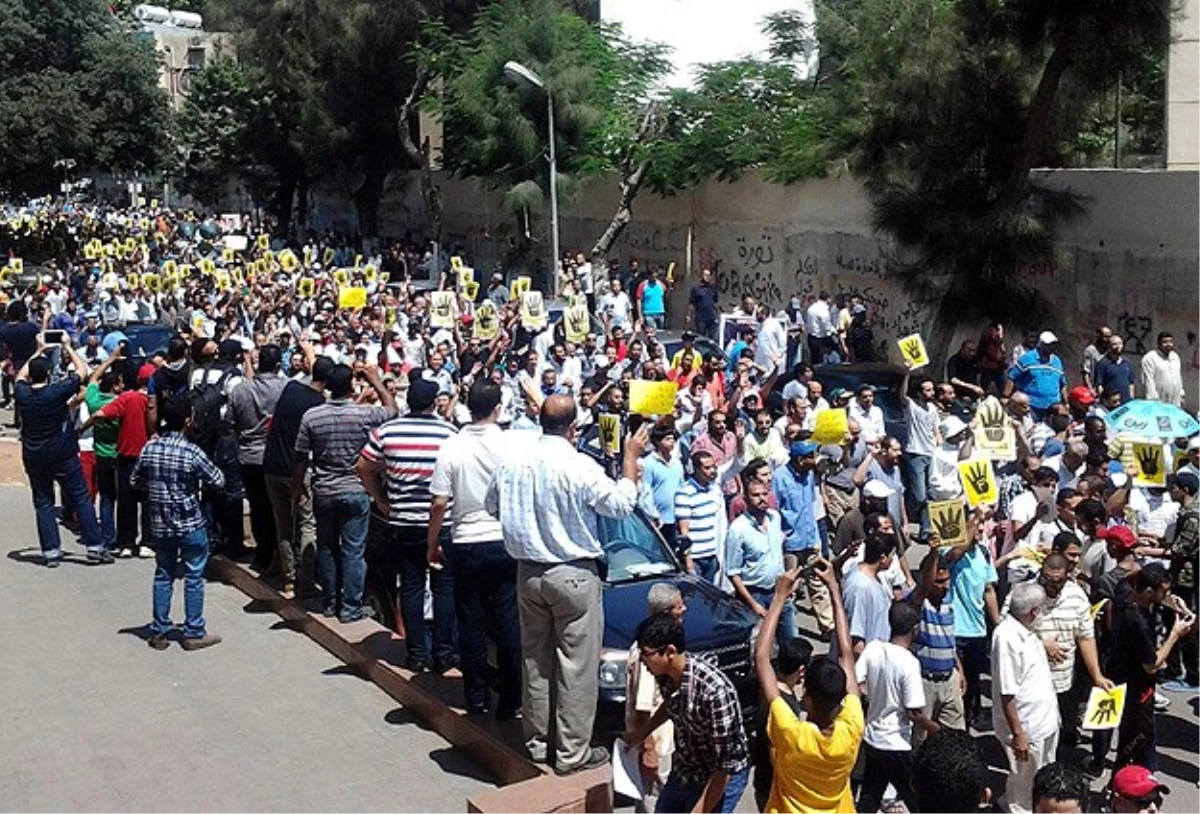 Mısır\'da "Darbeye Karşı Şehitler Cuması" Gösterileri