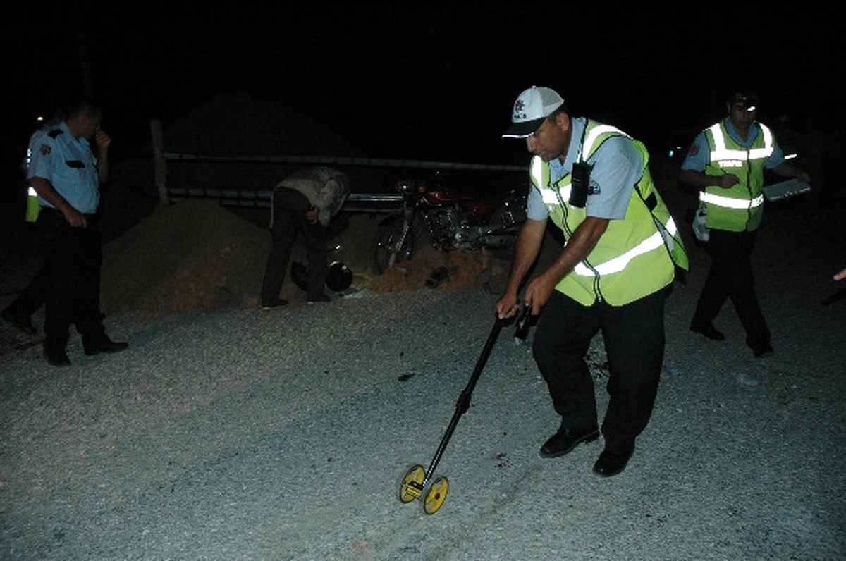 Motosiklet Kum Yığınına Çarptı: 2 Yaralı