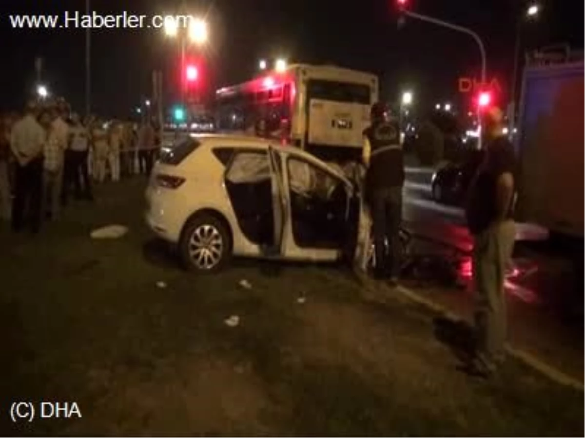 İzmir\'de Otomobil, Belediye Otobüsüne Çarptı: 2 Ölü