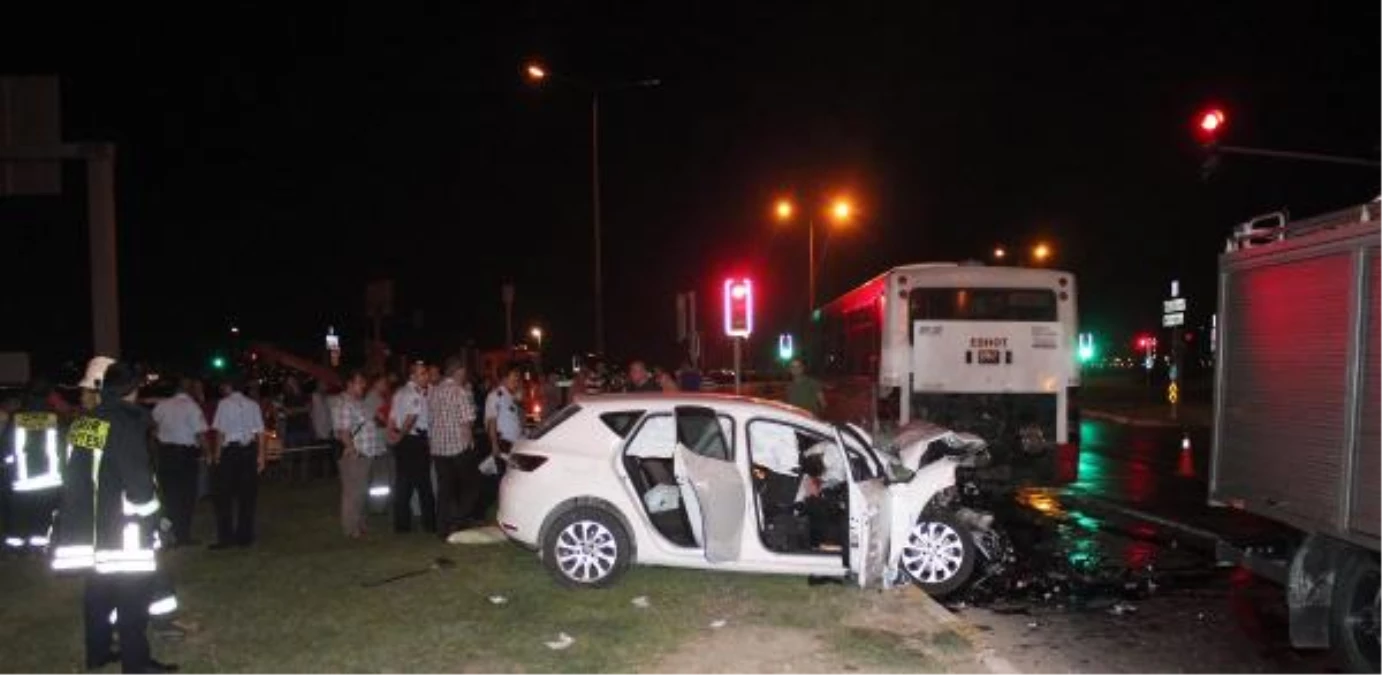 İzmir\'de Trafik Kazası: : 2 Ölü, 1 Yaralı