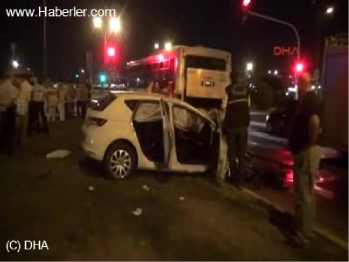 İzmir\'de Otomobil Belediye Otobüsüne Çarptı: 2 Ölü, 1 Yaralı