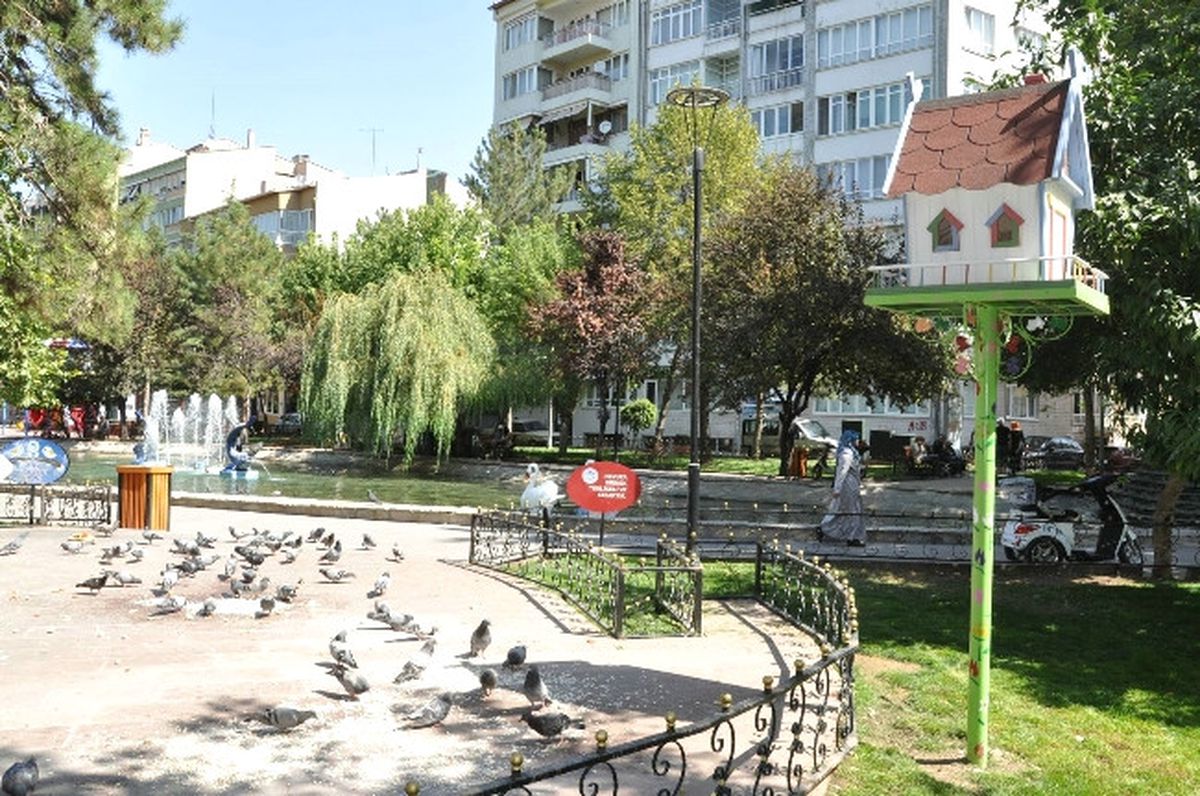 Parklara Özel Kuş Yuvaları Yerleştiriliyor