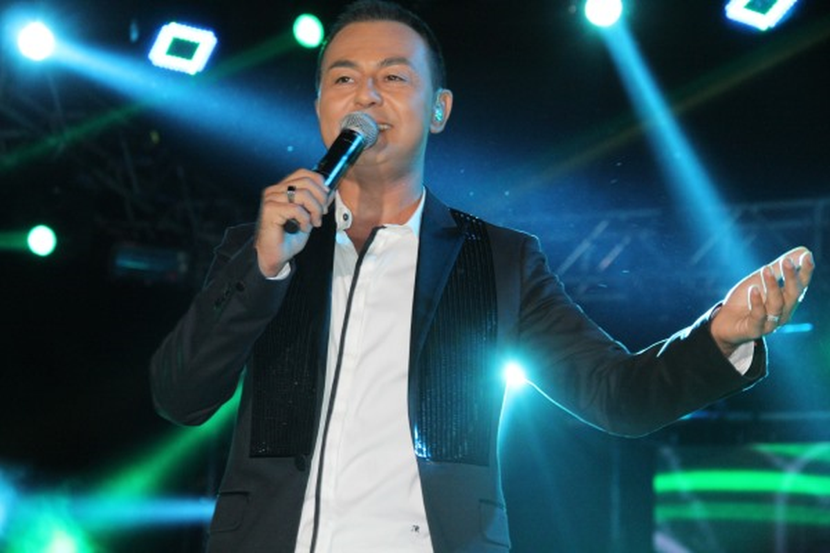 Serdar Ortaç Mambo Beach Club\'ta Coşturdu
