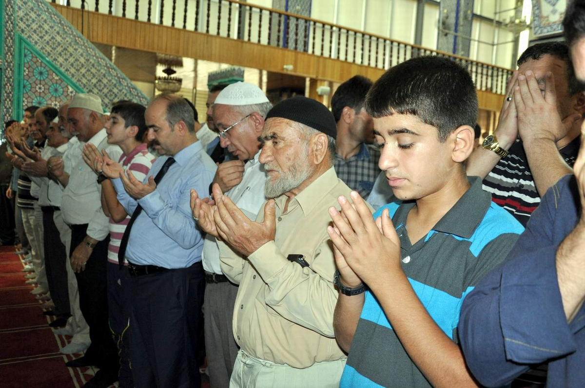 Siirt İl Müftüsü Mısır ve Suriyeliler için Gıyabi Namaz Kıldırdı